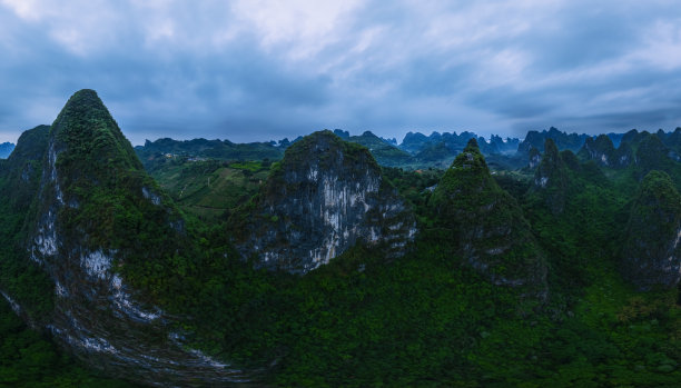 桂林广西阳朔的兴坪古镇和相公山风景区的无人机航拍照片。图片下载