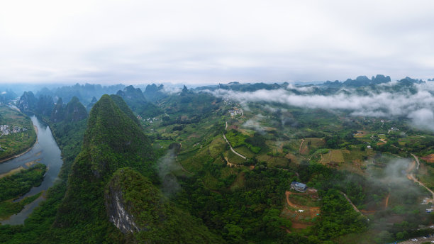 桂林阳朔的遇龙河航拍照片，展示了金龙巡游河流的烟花表演，拍摄于无人机。图片下载
