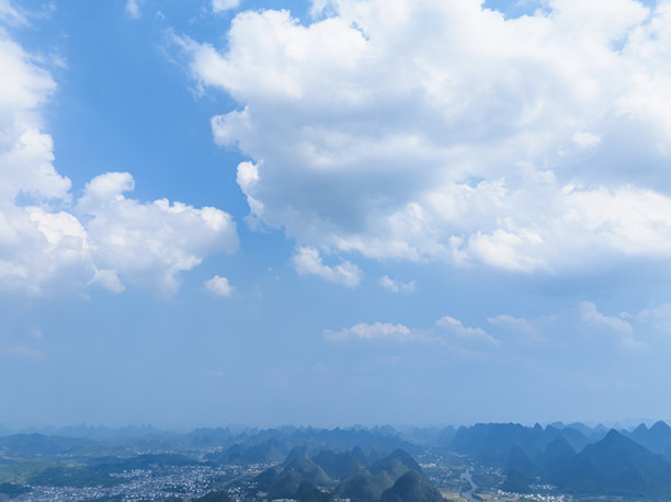 桂林广西阳朔的兴坪古镇和相公山风景区的航拍照片。图片下载