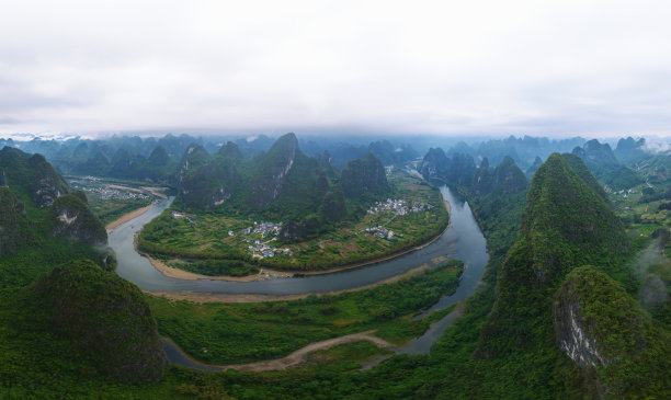 桂林广西阳朔的兴坪古镇和相公山风景区的无人机航拍照片。图片下载