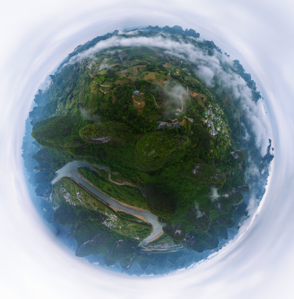 桂林广西阳朔的兴坪古镇和相公山风景区的无人机航拍照片。图片下载