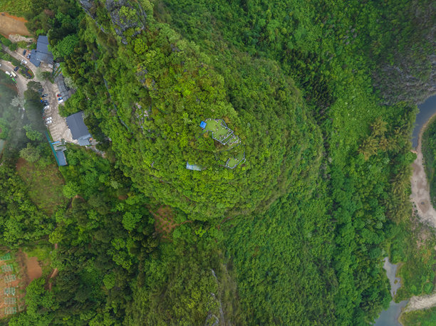 桂林广西阳朔的兴坪古镇和相公山风景区的无人机航拍照片。图片下载