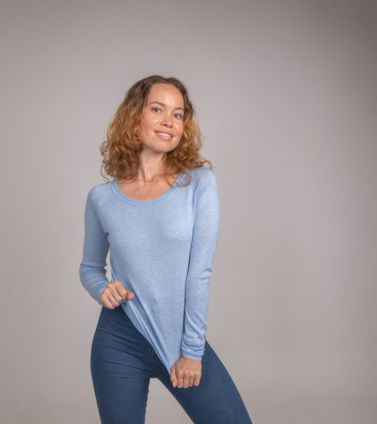 金发卷发女孩的特写。摄影棚照片图片下载