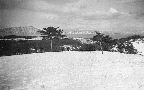 1935-1944年拍摄的琵琶湖复古照片，视角来自日本滋贺县高岛市的函馆山滑雪度假村图片下载