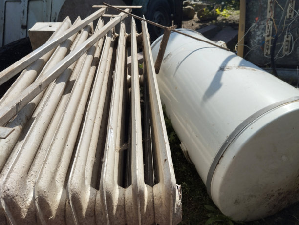 阳光明媚的院子里废金属的照片图片下载