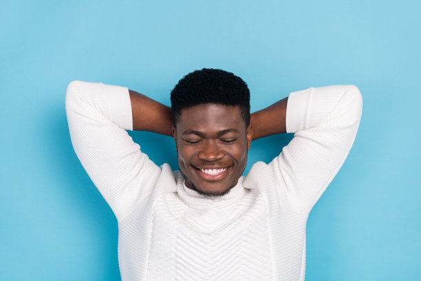 年轻男子在蓝色背景上放松休息，辛苦工作后享受自由时间的俯视照片图片下载