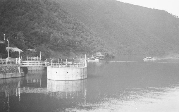 1935年至1944年间，位于日本京都宇治市的曾经存在于宇治川（瀬田川）上的大峰水库的复古照片图片下载