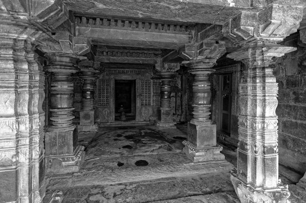 拉昆迪的马尼克斯瓦拉寺庙的门廊和装饰性柱子的黑白照片图片下载