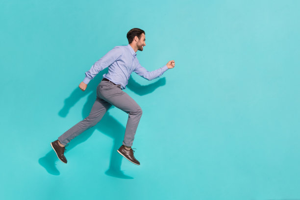 穿着紫色衬衫的疯狂男子在青色背景下快速跳跃奔跑的代表经理头像照片图片下载