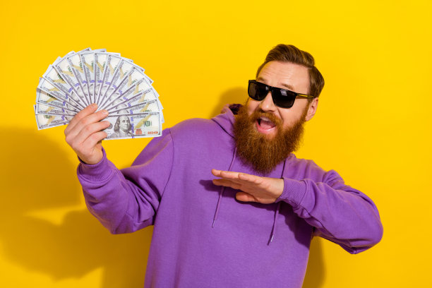 兴奋自信的年轻男子在黄色背景下赢得彩票成为百万富翁的照片图片下载