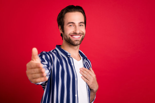 新年邀请照片，男人邀请人们参加圣诞庆祝活动，背景为鲜艳的红色。图片下载