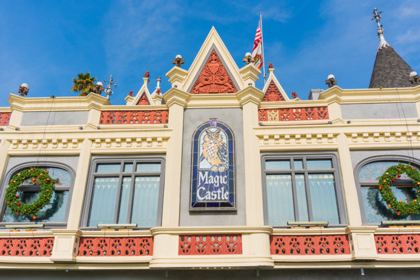 洛杉矶的魔法城堡外观，装饰着节日装饰品图片下载