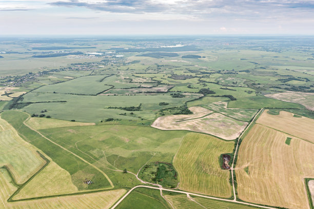 阴天的夏季，绿色乡村地区的鸟瞰图。无人机拍摄的上方照片。图片下载
