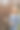 女性园丁在户外修剪灌木，使用手动剪刀。竖版照片图片下载