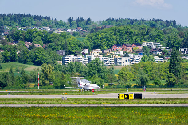 私人飞机 Netjets 欧洲 Embraer Phenom 300E 注册号 CS-PHW 在阳光明媚的春天从瑞士苏黎世克洛滕机场起飞。照片拍摄于2025年4月29日，瑞士苏黎世克洛滕。图片下载