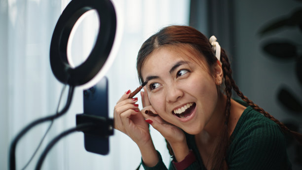 青少年美妆博主直播化妆教程。图片下载