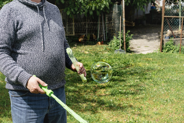 户外活动中快乐孩子的肥皂泡，真实生活照片图片下载