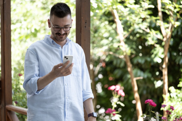 这张照片展示了一名男子在公寓阳台上享受宁静的时光。图片下载