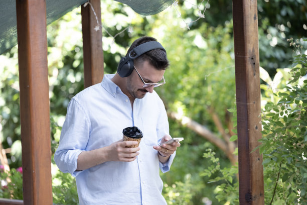 这张照片展示了一名男子在公寓阳台上享受宁静时光。图片下载