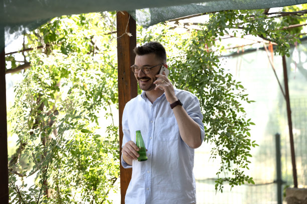 这张照片展示了一名男子在公寓阳台上享受宁静时光。图片下载