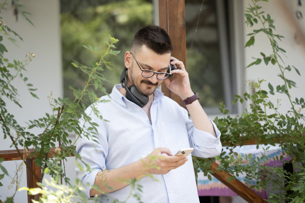 这张照片展示了一名男子在公寓阳台上享受宁静时光。图片下载