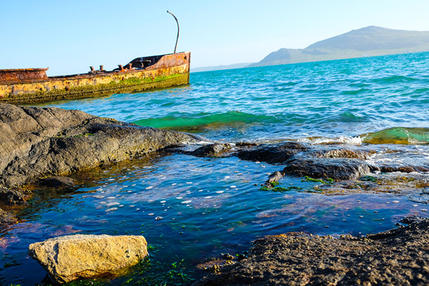 船只失事的背景风景。风景如画的背景。交通工具故障。自然风光。海滩上的岩石。适合徒步旅行的旅游目的地。照片拍摄于2024年9月4日，地点：西开普省朗格班。图片下载