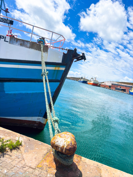 西开普省一个小渔镇萨尔丹哈港的渔船。船只停泊在港口。蓝色背景和阳光明媚的天气。海洋生物和户外冒险。前景中的物体。照片拍摄于2024年11月25日。图片下载