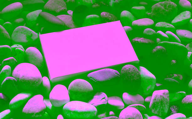 白色纸箱埋在卵石中。隐藏秘密主题照片图片下载