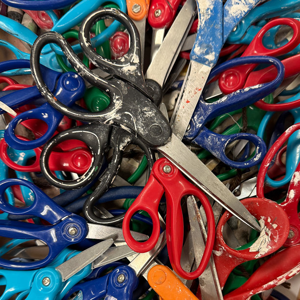 多种塑料和不锈钢艺术与手工剪刀随机排列在盒子中的彩色照片。图片下载