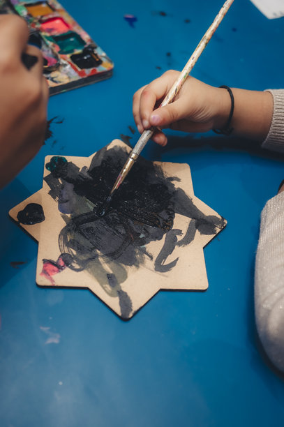 孩子们在绘画课上的特写照片图片下载