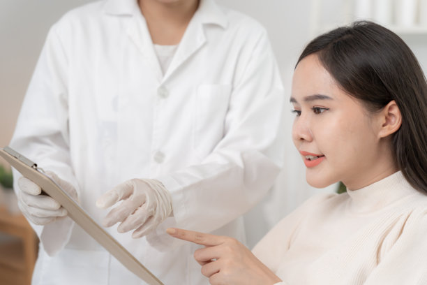 美丽的亚洲女性在手术后微笑并感到快乐，美容手术，皮肤美白注射，填充剂注射，皮肤重塑，美丽的亚洲女孩在美容诊所接受美容治疗图片下载