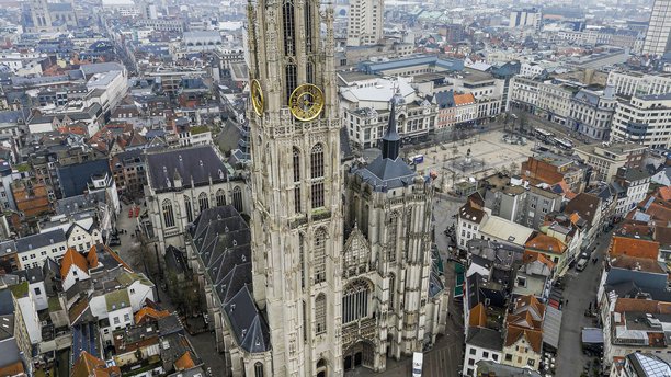 安特卫普圣母大教堂及城市景观的鸟瞰图，展现哥特式建筑和历史建筑，俯瞰中世纪街道和斯凯尔特河，旅行与文化遗产概念的照片内容图片下载