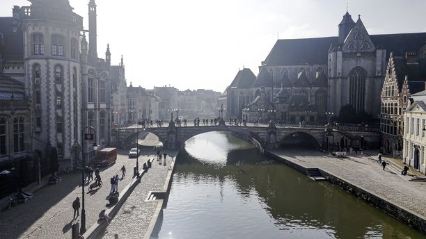 阳光明媚的日子，格拉斯雷和科伦雷的空中视角，圣米歇尔桥在根特的景色中，展现了历史悠久的行会房屋和运河，明亮的城市风光，弗拉芒建筑和水滨，适合旅行和文化遗产的照片内容。图片下载