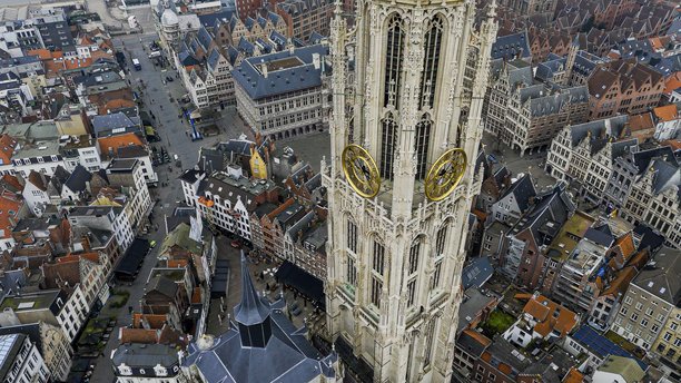 安特卫普圣母大教堂及城市景观的鸟瞰图，展现哥特式建筑和历史建筑，俯瞰中世纪街道和斯凯尔特河，旅行与文化遗产概念的照片内容图片下载