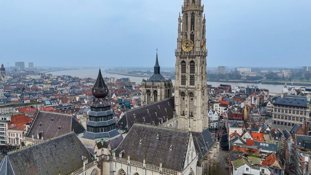 安特卫普圣母大教堂及城市景观的鸟瞰图，展现哥特式建筑和历史建筑，俯瞰中世纪街道和斯凯尔特河，旅行与文化遗产概念的照片内容图片下载