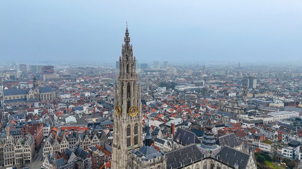 安特卫普圣母大教堂及城市景观的鸟瞰图，展现哥特式建筑和历史建筑，俯瞰中世纪街道和斯凯尔特河，旅行与文化遗产概念的照片内容图片下载