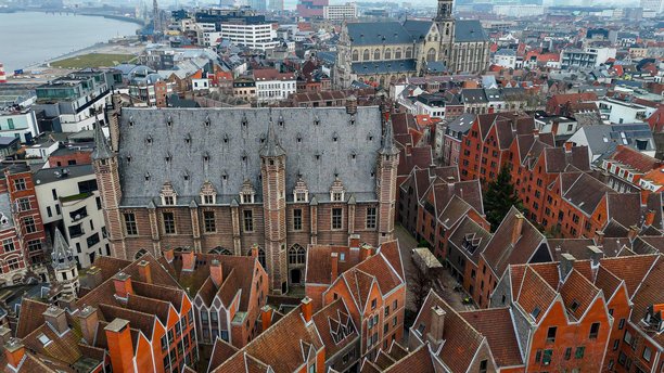 比利时安特卫普历史建筑的鸟瞰图，展现哥特式和弗拉芒建筑，重叠的屋顶和狭窄的街道，带有中世纪魅力的全景城市风光，旅行与文化遗产概念的照片内容图片下载