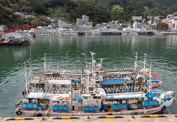 美丽的乌鲁岛沿海山坡上的岛屿和建筑。照片拍摄于阴天。图片下载