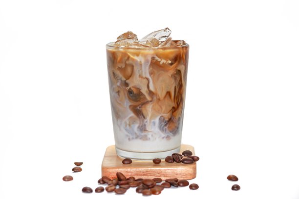 拿铁冰咖啡，咖啡豆散落在白色背景上的袋子，孤立的照片概念。图片下载