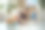 灵感满满的创意女孩插画师在艺术工作室的地板上用水彩在素描本上作画。图片下载