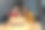 两位职业女性在酒庄办公室合作制定营销策略，专注于笔记本电脑屏幕，周围充满积极的能量、品牌创意和葡萄园视觉。图片下载