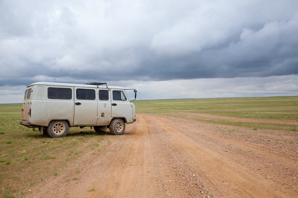 蒙古偏远地区的越野车。戈壁沙漠区域图片下载