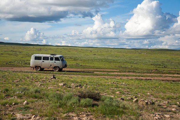 蒙古偏远地区的越野车。戈壁沙漠区域图片下载