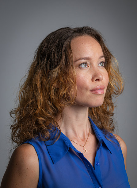 穿蓝色衬衫和卷发的女孩的工作室照片图片下载