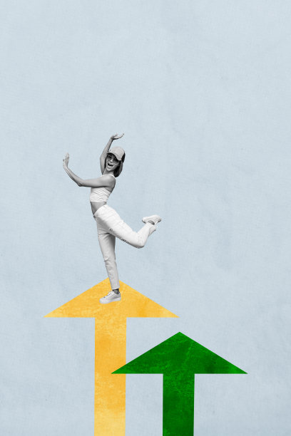 创意竖版艺术照片拼贴，展示快乐的女商人站在箭头旁，象征职业发展、成长机会、成功与成就。图片下载