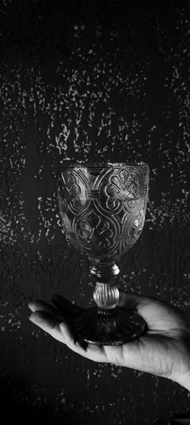 黑白照片中一只手握着一杯卡沙萨酒图片下载