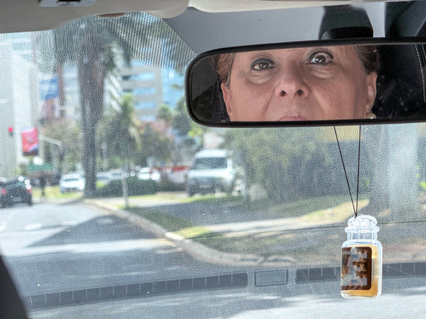 老年西班牙裔女性的生活方式照片，驾驶汽车图片下载