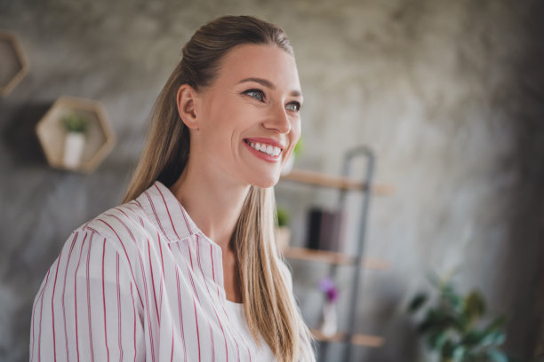 甜美年轻金发女孩的个人照片，穿着白衬衫，独自在宽敞的家中度假。图片下载