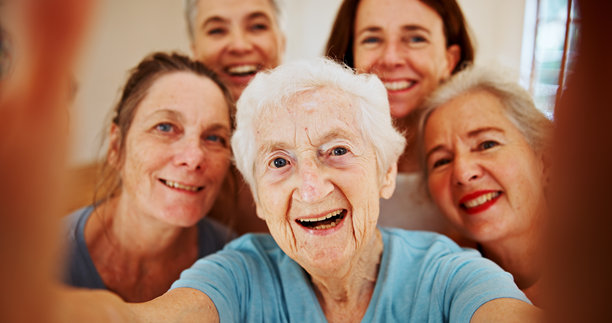 自拍，老年女性团体在家中微笑，增进感情、团聚或拜访。照片，个人资料图片和社交媒体上与退休公寓的老朋友们一起留下美好回忆。图片下载