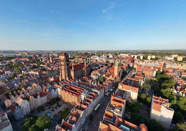 在夏日的波兰欧洲，航拍照片展示了格但斯克历史悠久的旅游中心、市政厅和大教堂。图片下载